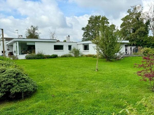 MAGNIFIQUE PLAIN PIED DE 235 M² SIGNE PAR L'ARCHITECTE Jean-Pierre WATEL CONSTRUIT SUR 3 400 M²...