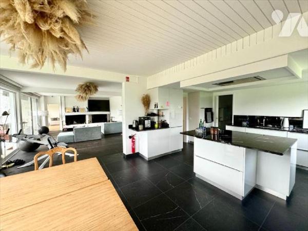 MAGNIFIQUE PLAIN PIED DE 235 M² SIGNE PAR L'ARCHITECTE Jean-Pierre WATEL CONSTRUIT SUR 3 400 M²...