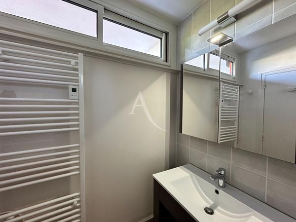 APPARTEMENT TYPE2 DE 50.25 m2 VUE CHATEAU BALCON GARAGE ET CAVE GREOUX LES BAINS