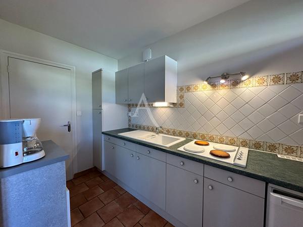 APPARTEMENT TYPE2 DE 50.25 m2 VUE CHATEAU BALCON GARAGE ET CAVE GREOUX LES BAINS