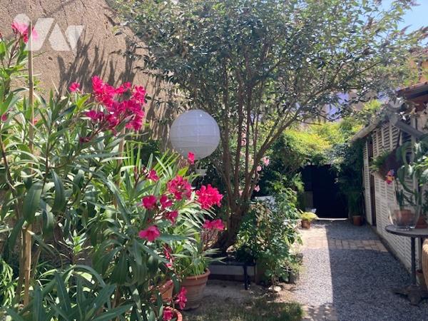 MIRANDE (GERS) Cœur de ville, belle maison de ville sur jardin/cour proche tous commerces à pied