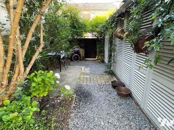 MIRANDE (GERS) Cœur de ville, belle maison de ville sur jardin/cour proche tous commerces à pied