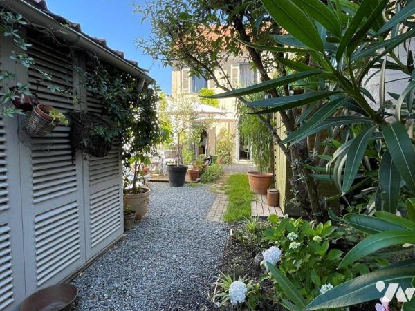 MIRANDE (GERS) Cœur de ville, belle maison de ville sur jardin/cour proche tous commerces à pied