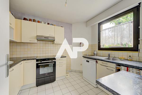 Appartement Rueil Malmaison 4 pièce(s) 80.68 m2 575 000 € **  - Référence  20048
