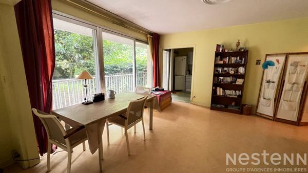 Appartement avec deux chambres, cave et place de parking, proche de la gare d Auray