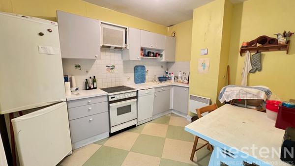 Appartement avec deux chambres, cave et place de parking, proche de la gare d Auray