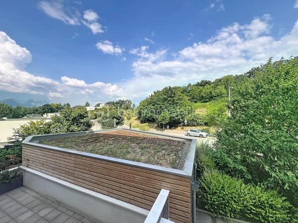 Au cœur d'une résidence récente et paisible construite en 2016, venez découvrir cet agréable T3 de 70 m², idéalement situé au 1er étage (sur 4).

Dès l'entrée, vous serez séduit par sa belle pièce de vie baignée de lumière avec sa cuisine ouverte, pensée pour la convivialité. Elle s'ouvre sur une super terrasse d'environ 15 m² exposée Est, parfaite pour prendre le petit-déjeuner au soleil tout en profitant d'une vue très dégagée et sans vis-à-vis direct.

Côté nuit, l'appartement propose deux belles chambres au calme, une salle d'eau, un WC séparé et un cellier bien pratique pour optimiser vos rangements. 

Pour votre confort au quotidien, le bien dispose du double vitrage, de volets électriques et d'une excellente isolation (DPE classe C).

Un cadre de vie pratique et agréable pour toute la famille :
Annexes : Deux places de parking sécurisées en sous-sol.
Écoles : Maternelle et primaire accessibles à seulement 10 minutes à pied.
Santé : Un pôle médical au sein de la résidence, permettant aux futurs acquéreurs d'être pris en charge directement par les médecins sur place.
Cadre & Commodités : De belles possibilités de balades juste en face et derrière l'immeuble, et l'ensemble des commerces à 5 minutes en voiture.

Immeuble parfaitement entretenu, sans aucune anomalie ni procédure en cours.

Taxe foncière : 2 038 €.

Un bien clé en main, sain et agréable à vivre, qui n'attend plus que vous ! À visiter sans tarder.