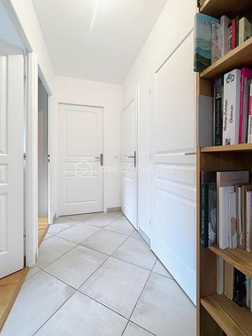 Au cœur d'une résidence récente et paisible construite en 2016, venez découvrir cet agréable T3 de 70 m², idéalement situé au 1er étage (sur 4).

Dès l'entrée, vous serez séduit par sa belle pièce de vie baignée de lumière avec sa cuisine ouverte, pensée pour la convivialité. Elle s'ouvre sur une super terrasse d'environ 15 m² exposée Est, parfaite pour prendre le petit-déjeuner au soleil tout en profitant d'une vue très dégagée et sans vis-à-vis direct.

Côté nuit, l'appartement propose deux belles chambres au calme, une salle d'eau, un WC séparé et un cellier bien pratique pour optimiser vos rangements. 

Pour votre confort au quotidien, le bien dispose du double vitrage, de volets électriques et d'une excellente isolation (DPE classe C).

Un cadre de vie pratique et agréable pour toute la famille :
Annexes : Deux places de parking sécurisées en sous-sol.
Écoles : Maternelle et primaire accessibles à seulement 10 minutes à pied.
Santé : Un pôle médical au sein de la résidence, permettant aux futurs acquéreurs d'être pris en charge directement par les médecins sur place.
Cadre & Commodités : De belles possibilités de balades juste en face et derrière l'immeuble, et l'ensemble des commerces à 5 minutes en voiture.

Immeuble parfaitement entretenu, sans aucune anomalie ni procédure en cours.

Taxe foncière : 2 038 €.

Un bien clé en main, sain et agréable à vivre, qui n'attend plus que vous ! À visiter sans tarder.