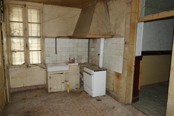 Maison à rénover avec local commercial et logement indépendants (Maurs, 15)