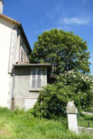 Maison à rénover avec local commercial et logement indépendants (Maurs, 15)