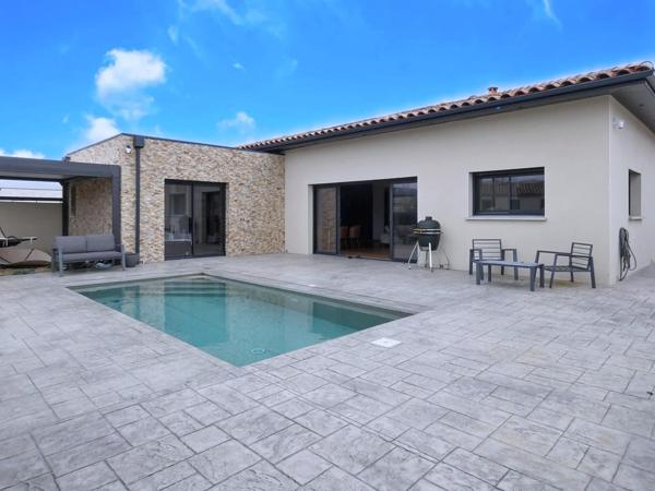 Villa contemporaine  de plain pied de 136m² sur un terrain de 423m² avec garage et piscine