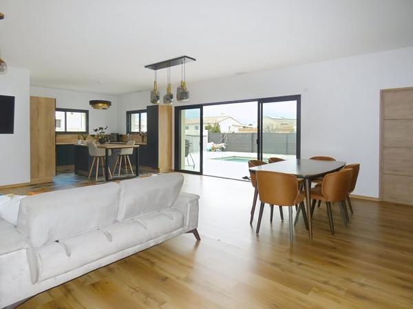 Villa contemporaine  de plain pied de 136m² sur un terrain de 423m² avec garage et piscine