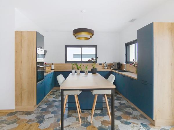 Villa contemporaine  de plain pied de 136m² sur un terrain de 423m² avec garage et piscine