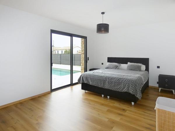 Villa contemporaine  de plain pied de 136m² sur un terrain de 423m² avec garage et piscine