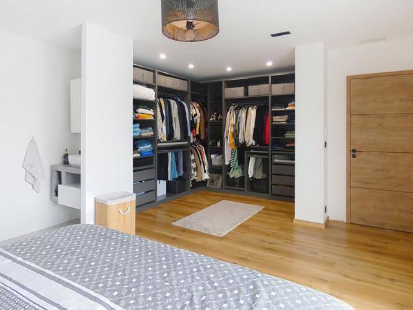 Villa contemporaine  de plain pied de 136m² sur un terrain de 423m² avec garage et piscine