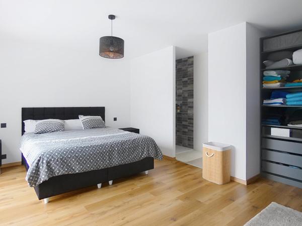 Villa contemporaine  de plain pied de 136m² sur un terrain de 423m² avec garage et piscine