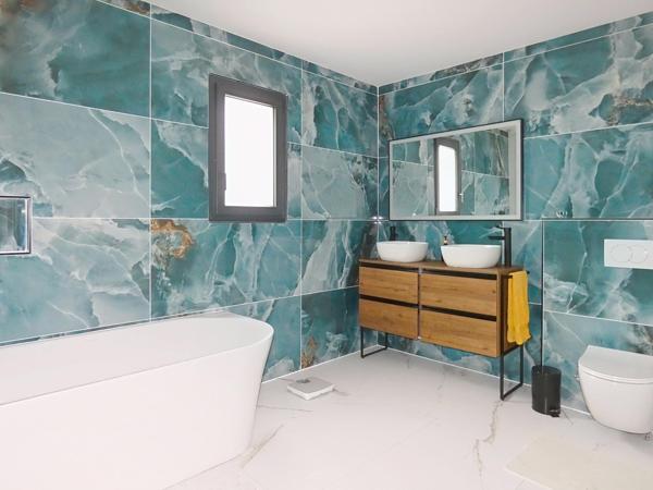 Villa contemporaine  de plain pied de 136m² sur un terrain de 423m² avec garage et piscine