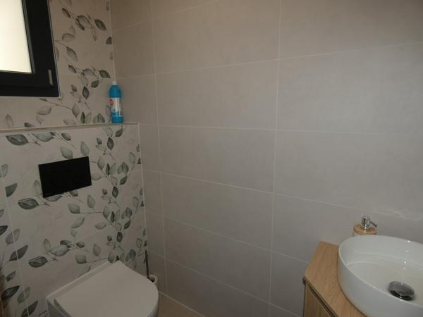 Villa contemporaine  de plain pied de 136m² sur un terrain de 423m² avec garage et piscine