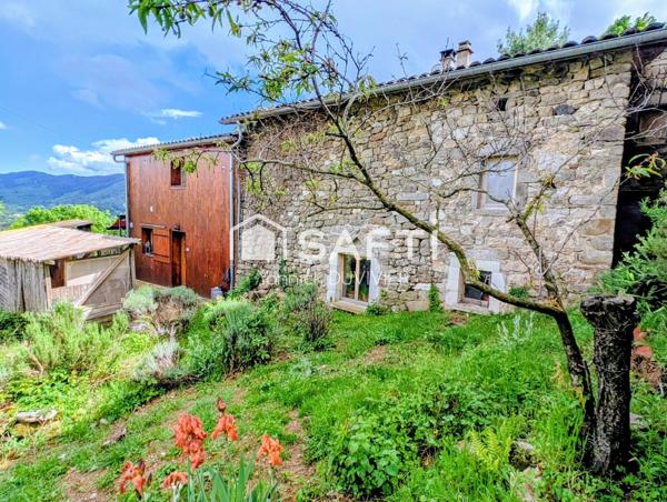 Maison de charme avec piscine, vue dominante et potentiel locatif.