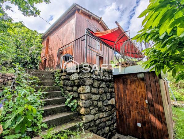 Maison de charme avec piscine, vue dominante et potentiel locatif.