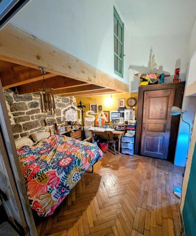 Maison de charme avec piscine, vue dominante et potentiel locatif.