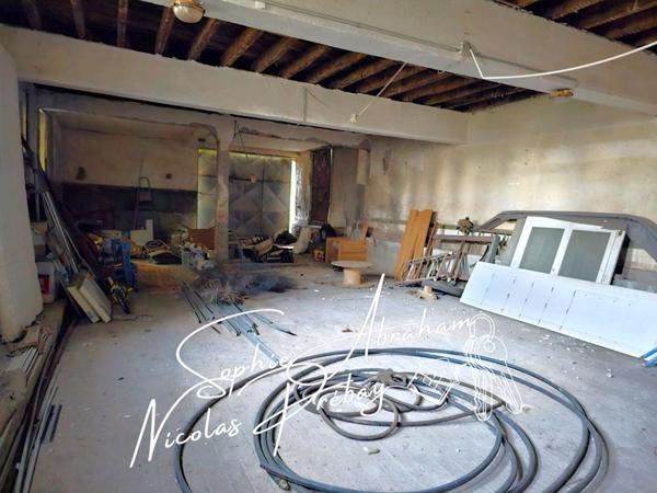 ENTREPÔTS ET MAISONS D'HABITATION SUR 2 HECTARES