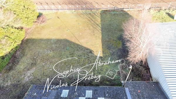 ENTREPÔTS ET MAISONS D'HABITATION SUR 2 HECTARES