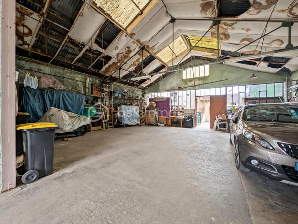 AFFAIRE EXCEPTIONNELLE POUR PARTICULIER OU PROFESSIONNEL OU GRANDE FAMILLE - A BOBIGNY 

DANS UN QUARTIER RECHERCHE DE BOBIGNY A LA LIMITE D'AUBERVILLIERS ET LA COURNEUVE ET A SEULEMENT 500M DU METRO LIGNE 7 LA COURNEUVE CE QUI VOUS PERMET D'ARRIVER AU CENTRE DE PARIS EN 30 MINUTES!

CET ENSEMBLE IMMOBILIER EST COMPOSE COMME SUIT:

Lot avant :
ENTREPOT / HANGAR de 110m2 - Accès avec hauteur sous plafond de 3m, et de 9m de large pouvant faire entrer plusieurs véhicules et utilitaires 
Volume +/- 438m3 - Hsp min. 3.2m - Hsp max 5.6m >>> idéal passionné, professionnel de l'automobile, mécanique, préparateur auto et tout autre activité.

STUDIO rattaché au compteur électrique de la maison principale de 15m2  avec une pièce de vie de 10.7 et une salle d'eau avec WC de 4m2

APPARTEMENT T2 de 45m2 avec compteur électrique individuel et refait à neuf: Entrée 10m2 avec chaufferie, à l'étage une cuisine 7.5m2, WC séparés, un séjour de 14m2, une chambre de 10.4m2 et une salle d'eau moderne avec WC de 3.7m2
 
MAISON INDIVIDUELLE de type T3 - 75m2 avec sous-sol
Une cuisine dinatoire de 10m2 un séjour exposé ouest de 23m2, une chamre de 11m3 et une deuxième chambre de 9m2, un bureau de 8m2 et une salle d'eau de 3.5m2 
La maison donne accès à une terrasse intimiste et des jardinets.

TAXE FONCIERE : 2659 EUROS / AN

Opportunité rarissime!
