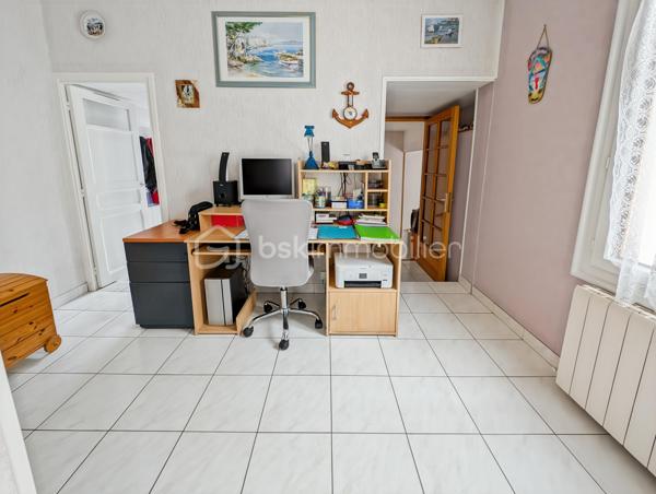 AFFAIRE EXCEPTIONNELLE POUR PARTICULIER OU PROFESSIONNEL OU GRANDE FAMILLE - A BOBIGNY 

DANS UN QUARTIER RECHERCHE DE BOBIGNY A LA LIMITE D'AUBERVILLIERS ET LA COURNEUVE ET A SEULEMENT 500M DU METRO LIGNE 7 LA COURNEUVE CE QUI VOUS PERMET D'ARRIVER AU CENTRE DE PARIS EN 30 MINUTES!

CET ENSEMBLE IMMOBILIER EST COMPOSE COMME SUIT:

Lot avant :
ENTREPOT / HANGAR de 110m2 - Accès avec hauteur sous plafond de 3m, et de 9m de large pouvant faire entrer plusieurs véhicules et utilitaires 
Volume +/- 438m3 - Hsp min. 3.2m - Hsp max 5.6m >>> idéal passionné, professionnel de l'automobile, mécanique, préparateur auto et tout autre activité.

STUDIO rattaché au compteur électrique de la maison principale de 15m2  avec une pièce de vie de 10.7 et une salle d'eau avec WC de 4m2

APPARTEMENT T2 de 45m2 avec compteur électrique individuel et refait à neuf: Entrée 10m2 avec chaufferie, à l'étage une cuisine 7.5m2, WC séparés, un séjour de 14m2, une chambre de 10.4m2 et une salle d'eau moderne avec WC de 3.7m2
 
MAISON INDIVIDUELLE de type T3 - 75m2 avec sous-sol
Une cuisine dinatoire de 10m2 un séjour exposé ouest de 23m2, une chamre de 11m3 et une deuxième chambre de 9m2, un bureau de 8m2 et une salle d'eau de 3.5m2 
La maison donne accès à une terrasse intimiste et des jardinets.

TAXE FONCIERE : 2659 EUROS / AN

Opportunité rarissime!