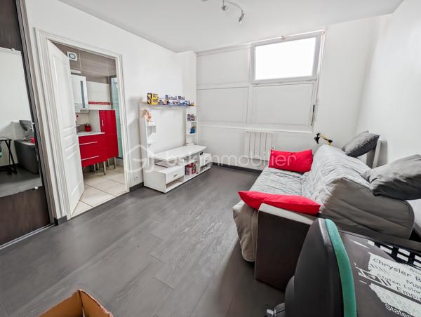 AFFAIRE EXCEPTIONNELLE POUR PARTICULIER OU PROFESSIONNEL OU GRANDE FAMILLE - A BOBIGNY 

DANS UN QUARTIER RECHERCHE DE BOBIGNY A LA LIMITE D'AUBERVILLIERS ET LA COURNEUVE ET A SEULEMENT 500M DU METRO LIGNE 7 LA COURNEUVE CE QUI VOUS PERMET D'ARRIVER AU CENTRE DE PARIS EN 30 MINUTES!

CET ENSEMBLE IMMOBILIER EST COMPOSE COMME SUIT:

Lot avant :
ENTREPOT / HANGAR de 110m2 - Accès avec hauteur sous plafond de 3m, et de 9m de large pouvant faire entrer plusieurs véhicules et utilitaires 
Volume +/- 438m3 - Hsp min. 3.2m - Hsp max 5.6m >>> idéal passionné, professionnel de l'automobile, mécanique, préparateur auto et tout autre activité.

STUDIO rattaché au compteur électrique de la maison principale de 15m2  avec une pièce de vie de 10.7 et une salle d'eau avec WC de 4m2

APPARTEMENT T2 de 45m2 avec compteur électrique individuel et refait à neuf: Entrée 10m2 avec chaufferie, à l'étage une cuisine 7.5m2, WC séparés, un séjour de 14m2, une chambre de 10.4m2 et une salle d'eau moderne avec WC de 3.7m2
 
MAISON INDIVIDUELLE de type T3 - 75m2 avec sous-sol
Une cuisine dinatoire de 10m2 un séjour exposé ouest de 23m2, une chamre de 11m3 et une deuxième chambre de 9m2, un bureau de 8m2 et une salle d'eau de 3.5m2 
La maison donne accès à une terrasse intimiste et des jardinets.

TAXE FONCIERE : 2659 EUROS / AN

Opportunité rarissime!