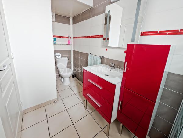 AFFAIRE EXCEPTIONNELLE POUR PARTICULIER OU PROFESSIONNEL OU GRANDE FAMILLE - A BOBIGNY 

DANS UN QUARTIER RECHERCHE DE BOBIGNY A LA LIMITE D'AUBERVILLIERS ET LA COURNEUVE ET A SEULEMENT 500M DU METRO LIGNE 7 LA COURNEUVE CE QUI VOUS PERMET D'ARRIVER AU CENTRE DE PARIS EN 30 MINUTES!

CET ENSEMBLE IMMOBILIER EST COMPOSE COMME SUIT:

Lot avant :
ENTREPOT / HANGAR de 110m2 - Accès avec hauteur sous plafond de 3m, et de 9m de large pouvant faire entrer plusieurs véhicules et utilitaires 
Volume +/- 438m3 - Hsp min. 3.2m - Hsp max 5.6m >>> idéal passionné, professionnel de l'automobile, mécanique, préparateur auto et tout autre activité.

STUDIO rattaché au compteur électrique de la maison principale de 15m2  avec une pièce de vie de 10.7 et une salle d'eau avec WC de 4m2

APPARTEMENT T2 de 45m2 avec compteur électrique individuel et refait à neuf: Entrée 10m2 avec chaufferie, à l'étage une cuisine 7.5m2, WC séparés, un séjour de 14m2, une chambre de 10.4m2 et une salle d'eau moderne avec WC de 3.7m2
 
MAISON INDIVIDUELLE de type T3 - 75m2 avec sous-sol
Une cuisine dinatoire de 10m2 un séjour exposé ouest de 23m2, une chamre de 11m3 et une deuxième chambre de 9m2, un bureau de 8m2 et une salle d'eau de 3.5m2 
La maison donne accès à une terrasse intimiste et des jardinets.

TAXE FONCIERE : 2659 EUROS / AN

Opportunité rarissime!