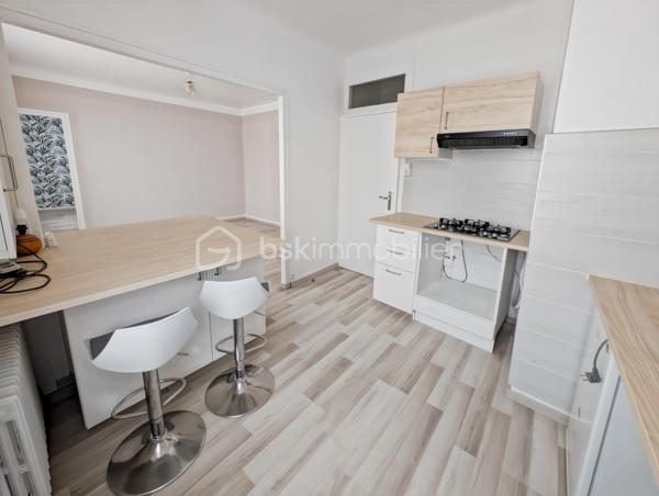 AFFAIRE EXCEPTIONNELLE POUR PARTICULIER OU PROFESSIONNEL OU GRANDE FAMILLE - A BOBIGNY 

DANS UN QUARTIER RECHERCHE DE BOBIGNY A LA LIMITE D'AUBERVILLIERS ET LA COURNEUVE ET A SEULEMENT 500M DU METRO LIGNE 7 LA COURNEUVE CE QUI VOUS PERMET D'ARRIVER AU CENTRE DE PARIS EN 30 MINUTES!

CET ENSEMBLE IMMOBILIER EST COMPOSE COMME SUIT:

Lot avant :
ENTREPOT / HANGAR de 110m2 - Accès avec hauteur sous plafond de 3m, et de 9m de large pouvant faire entrer plusieurs véhicules et utilitaires 
Volume +/- 438m3 - Hsp min. 3.2m - Hsp max 5.6m >>> idéal passionné, professionnel de l'automobile, mécanique, préparateur auto et tout autre activité.

STUDIO rattaché au compteur électrique de la maison principale de 15m2  avec une pièce de vie de 10.7 et une salle d'eau avec WC de 4m2

APPARTEMENT T2 de 45m2 avec compteur électrique individuel et refait à neuf: Entrée 10m2 avec chaufferie, à l'étage une cuisine 7.5m2, WC séparés, un séjour de 14m2, une chambre de 10.4m2 et une salle d'eau moderne avec WC de 3.7m2
 
MAISON INDIVIDUELLE de type T3 - 75m2 avec sous-sol
Une cuisine dinatoire de 10m2 un séjour exposé ouest de 23m2, une chamre de 11m3 et une deuxième chambre de 9m2, un bureau de 8m2 et une salle d'eau de 3.5m2 
La maison donne accès à une terrasse intimiste et des jardinets.

TAXE FONCIERE : 2659 EUROS / AN

Opportunité rarissime!