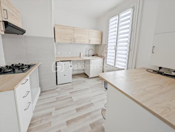 AFFAIRE EXCEPTIONNELLE POUR PARTICULIER OU PROFESSIONNEL OU GRANDE FAMILLE - A BOBIGNY 

DANS UN QUARTIER RECHERCHE DE BOBIGNY A LA LIMITE D'AUBERVILLIERS ET LA COURNEUVE ET A SEULEMENT 500M DU METRO LIGNE 7 LA COURNEUVE CE QUI VOUS PERMET D'ARRIVER AU CENTRE DE PARIS EN 30 MINUTES!

CET ENSEMBLE IMMOBILIER EST COMPOSE COMME SUIT:

Lot avant :
ENTREPOT / HANGAR de 110m2 - Accès avec hauteur sous plafond de 3m, et de 9m de large pouvant faire entrer plusieurs véhicules et utilitaires 
Volume +/- 438m3 - Hsp min. 3.2m - Hsp max 5.6m >>> idéal passionné, professionnel de l'automobile, mécanique, préparateur auto et tout autre activité.

STUDIO rattaché au compteur électrique de la maison principale de 15m2  avec une pièce de vie de 10.7 et une salle d'eau avec WC de 4m2

APPARTEMENT T2 de 45m2 avec compteur électrique individuel et refait à neuf: Entrée 10m2 avec chaufferie, à l'étage une cuisine 7.5m2, WC séparés, un séjour de 14m2, une chambre de 10.4m2 et une salle d'eau moderne avec WC de 3.7m2
 
MAISON INDIVIDUELLE de type T3 - 75m2 avec sous-sol
Une cuisine dinatoire de 10m2 un séjour exposé ouest de 23m2, une chamre de 11m3 et une deuxième chambre de 9m2, un bureau de 8m2 et une salle d'eau de 3.5m2 
La maison donne accès à une terrasse intimiste et des jardinets.

TAXE FONCIERE : 2659 EUROS / AN

Opportunité rarissime!