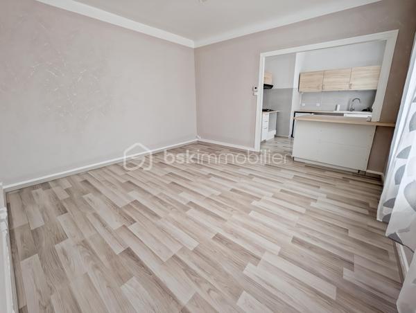 AFFAIRE EXCEPTIONNELLE POUR PARTICULIER OU PROFESSIONNEL OU GRANDE FAMILLE - A BOBIGNY 

DANS UN QUARTIER RECHERCHE DE BOBIGNY A LA LIMITE D'AUBERVILLIERS ET LA COURNEUVE ET A SEULEMENT 500M DU METRO LIGNE 7 LA COURNEUVE CE QUI VOUS PERMET D'ARRIVER AU CENTRE DE PARIS EN 30 MINUTES!

CET ENSEMBLE IMMOBILIER EST COMPOSE COMME SUIT:

Lot avant :
ENTREPOT / HANGAR de 110m2 - Accès avec hauteur sous plafond de 3m, et de 9m de large pouvant faire entrer plusieurs véhicules et utilitaires 
Volume +/- 438m3 - Hsp min. 3.2m - Hsp max 5.6m >>> idéal passionné, professionnel de l'automobile, mécanique, préparateur auto et tout autre activité.

STUDIO rattaché au compteur électrique de la maison principale de 15m2  avec une pièce de vie de 10.7 et une salle d'eau avec WC de 4m2

APPARTEMENT T2 de 45m2 avec compteur électrique individuel et refait à neuf: Entrée 10m2 avec chaufferie, à l'étage une cuisine 7.5m2, WC séparés, un séjour de 14m2, une chambre de 10.4m2 et une salle d'eau moderne avec WC de 3.7m2
 
MAISON INDIVIDUELLE de type T3 - 75m2 avec sous-sol
Une cuisine dinatoire de 10m2 un séjour exposé ouest de 23m2, une chamre de 11m3 et une deuxième chambre de 9m2, un bureau de 8m2 et une salle d'eau de 3.5m2 
La maison donne accès à une terrasse intimiste et des jardinets.

TAXE FONCIERE : 2659 EUROS / AN

Opportunité rarissime!