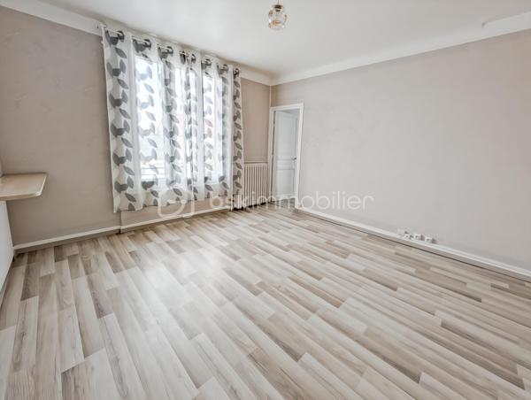 AFFAIRE EXCEPTIONNELLE POUR PARTICULIER OU PROFESSIONNEL OU GRANDE FAMILLE - A BOBIGNY 

DANS UN QUARTIER RECHERCHE DE BOBIGNY A LA LIMITE D'AUBERVILLIERS ET LA COURNEUVE ET A SEULEMENT 500M DU METRO LIGNE 7 LA COURNEUVE CE QUI VOUS PERMET D'ARRIVER AU CENTRE DE PARIS EN 30 MINUTES!

CET ENSEMBLE IMMOBILIER EST COMPOSE COMME SUIT:

Lot avant :
ENTREPOT / HANGAR de 110m2 - Accès avec hauteur sous plafond de 3m, et de 9m de large pouvant faire entrer plusieurs véhicules et utilitaires 
Volume +/- 438m3 - Hsp min. 3.2m - Hsp max 5.6m >>> idéal passionné, professionnel de l'automobile, mécanique, préparateur auto et tout autre activité.

STUDIO rattaché au compteur électrique de la maison principale de 15m2  avec une pièce de vie de 10.7 et une salle d'eau avec WC de 4m2

APPARTEMENT T2 de 45m2 avec compteur électrique individuel et refait à neuf: Entrée 10m2 avec chaufferie, à l'étage une cuisine 7.5m2, WC séparés, un séjour de 14m2, une chambre de 10.4m2 et une salle d'eau moderne avec WC de 3.7m2
 
MAISON INDIVIDUELLE de type T3 - 75m2 avec sous-sol
Une cuisine dinatoire de 10m2 un séjour exposé ouest de 23m2, une chamre de 11m3 et une deuxième chambre de 9m2, un bureau de 8m2 et une salle d'eau de 3.5m2 
La maison donne accès à une terrasse intimiste et des jardinets.

TAXE FONCIERE : 2659 EUROS / AN

Opportunité rarissime!
