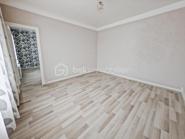 AFFAIRE EXCEPTIONNELLE POUR PARTICULIER OU PROFESSIONNEL OU GRANDE FAMILLE - A BOBIGNY 

DANS UN QUARTIER RECHERCHE DE BOBIGNY A LA LIMITE D'AUBERVILLIERS ET LA COURNEUVE ET A SEULEMENT 500M DU METRO LIGNE 7 LA COURNEUVE CE QUI VOUS PERMET D'ARRIVER AU CENTRE DE PARIS EN 30 MINUTES!

CET ENSEMBLE IMMOBILIER EST COMPOSE COMME SUIT:

Lot avant :
ENTREPOT / HANGAR de 110m2 - Accès avec hauteur sous plafond de 3m, et de 9m de large pouvant faire entrer plusieurs véhicules et utilitaires 
Volume +/- 438m3 - Hsp min. 3.2m - Hsp max 5.6m >>> idéal passionné, professionnel de l'automobile, mécanique, préparateur auto et tout autre activité.

STUDIO rattaché au compteur électrique de la maison principale de 15m2  avec une pièce de vie de 10.7 et une salle d'eau avec WC de 4m2

APPARTEMENT T2 de 45m2 avec compteur électrique individuel et refait à neuf: Entrée 10m2 avec chaufferie, à l'étage une cuisine 7.5m2, WC séparés, un séjour de 14m2, une chambre de 10.4m2 et une salle d'eau moderne avec WC de 3.7m2
 
MAISON INDIVIDUELLE de type T3 - 75m2 avec sous-sol
Une cuisine dinatoire de 10m2 un séjour exposé ouest de 23m2, une chamre de 11m3 et une deuxième chambre de 9m2, un bureau de 8m2 et une salle d'eau de 3.5m2 
La maison donne accès à une terrasse intimiste et des jardinets.

TAXE FONCIERE : 2659 EUROS / AN

Opportunité rarissime!