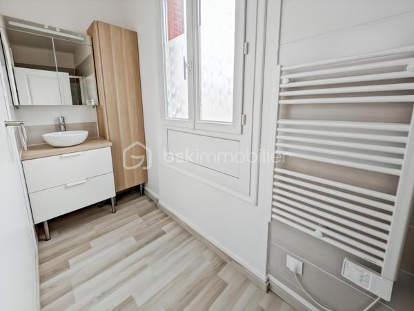 AFFAIRE EXCEPTIONNELLE POUR PARTICULIER OU PROFESSIONNEL OU GRANDE FAMILLE - A BOBIGNY 

DANS UN QUARTIER RECHERCHE DE BOBIGNY A LA LIMITE D'AUBERVILLIERS ET LA COURNEUVE ET A SEULEMENT 500M DU METRO LIGNE 7 LA COURNEUVE CE QUI VOUS PERMET D'ARRIVER AU CENTRE DE PARIS EN 30 MINUTES!

CET ENSEMBLE IMMOBILIER EST COMPOSE COMME SUIT:

Lot avant :
ENTREPOT / HANGAR de 110m2 - Accès avec hauteur sous plafond de 3m, et de 9m de large pouvant faire entrer plusieurs véhicules et utilitaires 
Volume +/- 438m3 - Hsp min. 3.2m - Hsp max 5.6m >>> idéal passionné, professionnel de l'automobile, mécanique, préparateur auto et tout autre activité.

STUDIO rattaché au compteur électrique de la maison principale de 15m2  avec une pièce de vie de 10.7 et une salle d'eau avec WC de 4m2

APPARTEMENT T2 de 45m2 avec compteur électrique individuel et refait à neuf: Entrée 10m2 avec chaufferie, à l'étage une cuisine 7.5m2, WC séparés, un séjour de 14m2, une chambre de 10.4m2 et une salle d'eau moderne avec WC de 3.7m2
 
MAISON INDIVIDUELLE de type T3 - 75m2 avec sous-sol
Une cuisine dinatoire de 10m2 un séjour exposé ouest de 23m2, une chamre de 11m3 et une deuxième chambre de 9m2, un bureau de 8m2 et une salle d'eau de 3.5m2 
La maison donne accès à une terrasse intimiste et des jardinets.

TAXE FONCIERE : 2659 EUROS / AN

Opportunité rarissime!