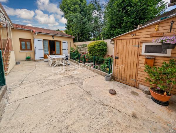 AFFAIRE EXCEPTIONNELLE POUR PARTICULIER OU PROFESSIONNEL OU GRANDE FAMILLE - A BOBIGNY 

DANS UN QUARTIER RECHERCHE DE BOBIGNY A LA LIMITE D'AUBERVILLIERS ET LA COURNEUVE ET A SEULEMENT 500M DU METRO LIGNE 7 LA COURNEUVE CE QUI VOUS PERMET D'ARRIVER AU CENTRE DE PARIS EN 30 MINUTES!

CET ENSEMBLE IMMOBILIER EST COMPOSE COMME SUIT:

Lot avant :
ENTREPOT / HANGAR de 110m2 - Accès avec hauteur sous plafond de 3m, et de 9m de large pouvant faire entrer plusieurs véhicules et utilitaires 
Volume +/- 438m3 - Hsp min. 3.2m - Hsp max 5.6m >>> idéal passionné, professionnel de l'automobile, mécanique, préparateur auto et tout autre activité.

STUDIO rattaché au compteur électrique de la maison principale de 15m2  avec une pièce de vie de 10.7 et une salle d'eau avec WC de 4m2

APPARTEMENT T2 de 45m2 avec compteur électrique individuel et refait à neuf: Entrée 10m2 avec chaufferie, à l'étage une cuisine 7.5m2, WC séparés, un séjour de 14m2, une chambre de 10.4m2 et une salle d'eau moderne avec WC de 3.7m2
 
MAISON INDIVIDUELLE de type T3 - 75m2 avec sous-sol
Une cuisine dinatoire de 10m2 un séjour exposé ouest de 23m2, une chamre de 11m3 et une deuxième chambre de 9m2, un bureau de 8m2 et une salle d'eau de 3.5m2 
La maison donne accès à une terrasse intimiste et des jardinets.

TAXE FONCIERE : 2659 EUROS / AN

Opportunité rarissime!