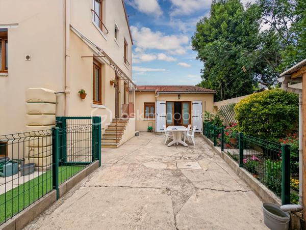 AFFAIRE EXCEPTIONNELLE POUR PARTICULIER OU PROFESSIONNEL OU GRANDE FAMILLE - A BOBIGNY 

DANS UN QUARTIER RECHERCHE DE BOBIGNY A LA LIMITE D'AUBERVILLIERS ET LA COURNEUVE ET A SEULEMENT 500M DU METRO LIGNE 7 LA COURNEUVE CE QUI VOUS PERMET D'ARRIVER AU CENTRE DE PARIS EN 30 MINUTES!

CET ENSEMBLE IMMOBILIER EST COMPOSE COMME SUIT:

Lot avant :
ENTREPOT / HANGAR de 110m2 - Accès avec hauteur sous plafond de 3m, et de 9m de large pouvant faire entrer plusieurs véhicules et utilitaires 
Volume +/- 438m3 - Hsp min. 3.2m - Hsp max 5.6m >>> idéal passionné, professionnel de l'automobile, mécanique, préparateur auto et tout autre activité.

STUDIO rattaché au compteur électrique de la maison principale de 15m2  avec une pièce de vie de 10.7 et une salle d'eau avec WC de 4m2

APPARTEMENT T2 de 45m2 avec compteur électrique individuel et refait à neuf: Entrée 10m2 avec chaufferie, à l'étage une cuisine 7.5m2, WC séparés, un séjour de 14m2, une chambre de 10.4m2 et une salle d'eau moderne avec WC de 3.7m2
 
MAISON INDIVIDUELLE de type T3 - 75m2 avec sous-sol
Une cuisine dinatoire de 10m2 un séjour exposé ouest de 23m2, une chamre de 11m3 et une deuxième chambre de 9m2, un bureau de 8m2 et une salle d'eau de 3.5m2 
La maison donne accès à une terrasse intimiste et des jardinets.

TAXE FONCIERE : 2659 EUROS / AN

Opportunité rarissime!