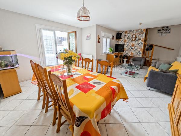 AFFAIRE EXCEPTIONNELLE POUR PARTICULIER OU PROFESSIONNEL OU GRANDE FAMILLE - A BOBIGNY 

DANS UN QUARTIER RECHERCHE DE BOBIGNY A LA LIMITE D'AUBERVILLIERS ET LA COURNEUVE ET A SEULEMENT 500M DU METRO LIGNE 7 LA COURNEUVE CE QUI VOUS PERMET D'ARRIVER AU CENTRE DE PARIS EN 30 MINUTES!

CET ENSEMBLE IMMOBILIER EST COMPOSE COMME SUIT:

Lot avant :
ENTREPOT / HANGAR de 110m2 - Accès avec hauteur sous plafond de 3m, et de 9m de large pouvant faire entrer plusieurs véhicules et utilitaires 
Volume +/- 438m3 - Hsp min. 3.2m - Hsp max 5.6m >>> idéal passionné, professionnel de l'automobile, mécanique, préparateur auto et tout autre activité.

STUDIO rattaché au compteur électrique de la maison principale de 15m2  avec une pièce de vie de 10.7 et une salle d'eau avec WC de 4m2

APPARTEMENT T2 de 45m2 avec compteur électrique individuel et refait à neuf: Entrée 10m2 avec chaufferie, à l'étage une cuisine 7.5m2, WC séparés, un séjour de 14m2, une chambre de 10.4m2 et une salle d'eau moderne avec WC de 3.7m2
 
MAISON INDIVIDUELLE de type T3 - 75m2 avec sous-sol
Une cuisine dinatoire de 10m2 un séjour exposé ouest de 23m2, une chamre de 11m3 et une deuxième chambre de 9m2, un bureau de 8m2 et une salle d'eau de 3.5m2 
La maison donne accès à une terrasse intimiste et des jardinets.

TAXE FONCIERE : 2659 EUROS / AN

Opportunité rarissime!