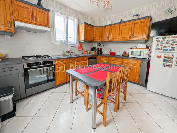 AFFAIRE EXCEPTIONNELLE POUR PARTICULIER OU PROFESSIONNEL OU GRANDE FAMILLE - A BOBIGNY 

DANS UN QUARTIER RECHERCHE DE BOBIGNY A LA LIMITE D'AUBERVILLIERS ET LA COURNEUVE ET A SEULEMENT 500M DU METRO LIGNE 7 LA COURNEUVE CE QUI VOUS PERMET D'ARRIVER AU CENTRE DE PARIS EN 30 MINUTES!

CET ENSEMBLE IMMOBILIER EST COMPOSE COMME SUIT:

Lot avant :
ENTREPOT / HANGAR de 110m2 - Accès avec hauteur sous plafond de 3m, et de 9m de large pouvant faire entrer plusieurs véhicules et utilitaires 
Volume +/- 438m3 - Hsp min. 3.2m - Hsp max 5.6m >>> idéal passionné, professionnel de l'automobile, mécanique, préparateur auto et tout autre activité.

STUDIO rattaché au compteur électrique de la maison principale de 15m2  avec une pièce de vie de 10.7 et une salle d'eau avec WC de 4m2

APPARTEMENT T2 de 45m2 avec compteur électrique individuel et refait à neuf: Entrée 10m2 avec chaufferie, à l'étage une cuisine 7.5m2, WC séparés, un séjour de 14m2, une chambre de 10.4m2 et une salle d'eau moderne avec WC de 3.7m2
 
MAISON INDIVIDUELLE de type T3 - 75m2 avec sous-sol
Une cuisine dinatoire de 10m2 un séjour exposé ouest de 23m2, une chamre de 11m3 et une deuxième chambre de 9m2, un bureau de 8m2 et une salle d'eau de 3.5m2 
La maison donne accès à une terrasse intimiste et des jardinets.

TAXE FONCIERE : 2659 EUROS / AN

Opportunité rarissime!