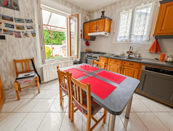 AFFAIRE EXCEPTIONNELLE POUR PARTICULIER OU PROFESSIONNEL OU GRANDE FAMILLE - A BOBIGNY 

DANS UN QUARTIER RECHERCHE DE BOBIGNY A LA LIMITE D'AUBERVILLIERS ET LA COURNEUVE ET A SEULEMENT 500M DU METRO LIGNE 7 LA COURNEUVE CE QUI VOUS PERMET D'ARRIVER AU CENTRE DE PARIS EN 30 MINUTES!

CET ENSEMBLE IMMOBILIER EST COMPOSE COMME SUIT:

Lot avant :
ENTREPOT / HANGAR de 110m2 - Accès avec hauteur sous plafond de 3m, et de 9m de large pouvant faire entrer plusieurs véhicules et utilitaires 
Volume +/- 438m3 - Hsp min. 3.2m - Hsp max 5.6m >>> idéal passionné, professionnel de l'automobile, mécanique, préparateur auto et tout autre activité.

STUDIO rattaché au compteur électrique de la maison principale de 15m2  avec une pièce de vie de 10.7 et une salle d'eau avec WC de 4m2

APPARTEMENT T2 de 45m2 avec compteur électrique individuel et refait à neuf: Entrée 10m2 avec chaufferie, à l'étage une cuisine 7.5m2, WC séparés, un séjour de 14m2, une chambre de 10.4m2 et une salle d'eau moderne avec WC de 3.7m2
 
MAISON INDIVIDUELLE de type T3 - 75m2 avec sous-sol
Une cuisine dinatoire de 10m2 un séjour exposé ouest de 23m2, une chamre de 11m3 et une deuxième chambre de 9m2, un bureau de 8m2 et une salle d'eau de 3.5m2 
La maison donne accès à une terrasse intimiste et des jardinets.

TAXE FONCIERE : 2659 EUROS / AN

Opportunité rarissime!