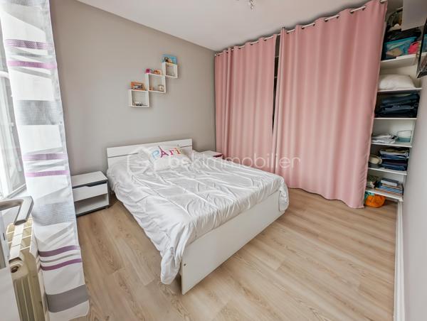 AFFAIRE EXCEPTIONNELLE POUR PARTICULIER OU PROFESSIONNEL OU GRANDE FAMILLE - A BOBIGNY 

DANS UN QUARTIER RECHERCHE DE BOBIGNY A LA LIMITE D'AUBERVILLIERS ET LA COURNEUVE ET A SEULEMENT 500M DU METRO LIGNE 7 LA COURNEUVE CE QUI VOUS PERMET D'ARRIVER AU CENTRE DE PARIS EN 30 MINUTES!

CET ENSEMBLE IMMOBILIER EST COMPOSE COMME SUIT:

Lot avant :
ENTREPOT / HANGAR de 110m2 - Accès avec hauteur sous plafond de 3m, et de 9m de large pouvant faire entrer plusieurs véhicules et utilitaires 
Volume +/- 438m3 - Hsp min. 3.2m - Hsp max 5.6m >>> idéal passionné, professionnel de l'automobile, mécanique, préparateur auto et tout autre activité.

STUDIO rattaché au compteur électrique de la maison principale de 15m2  avec une pièce de vie de 10.7 et une salle d'eau avec WC de 4m2

APPARTEMENT T2 de 45m2 avec compteur électrique individuel et refait à neuf: Entrée 10m2 avec chaufferie, à l'étage une cuisine 7.5m2, WC séparés, un séjour de 14m2, une chambre de 10.4m2 et une salle d'eau moderne avec WC de 3.7m2
 
MAISON INDIVIDUELLE de type T3 - 75m2 avec sous-sol
Une cuisine dinatoire de 10m2 un séjour exposé ouest de 23m2, une chamre de 11m3 et une deuxième chambre de 9m2, un bureau de 8m2 et une salle d'eau de 3.5m2 
La maison donne accès à une terrasse intimiste et des jardinets.

TAXE FONCIERE : 2659 EUROS / AN

Opportunité rarissime!
