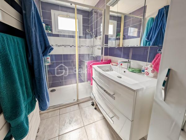 AFFAIRE EXCEPTIONNELLE POUR PARTICULIER OU PROFESSIONNEL OU GRANDE FAMILLE - A BOBIGNY 

DANS UN QUARTIER RECHERCHE DE BOBIGNY A LA LIMITE D'AUBERVILLIERS ET LA COURNEUVE ET A SEULEMENT 500M DU METRO LIGNE 7 LA COURNEUVE CE QUI VOUS PERMET D'ARRIVER AU CENTRE DE PARIS EN 30 MINUTES!

CET ENSEMBLE IMMOBILIER EST COMPOSE COMME SUIT:

Lot avant :
ENTREPOT / HANGAR de 110m2 - Accès avec hauteur sous plafond de 3m, et de 9m de large pouvant faire entrer plusieurs véhicules et utilitaires 
Volume +/- 438m3 - Hsp min. 3.2m - Hsp max 5.6m >>> idéal passionné, professionnel de l'automobile, mécanique, préparateur auto et tout autre activité.

STUDIO rattaché au compteur électrique de la maison principale de 15m2  avec une pièce de vie de 10.7 et une salle d'eau avec WC de 4m2

APPARTEMENT T2 de 45m2 avec compteur électrique individuel et refait à neuf: Entrée 10m2 avec chaufferie, à l'étage une cuisine 7.5m2, WC séparés, un séjour de 14m2, une chambre de 10.4m2 et une salle d'eau moderne avec WC de 3.7m2
 
MAISON INDIVIDUELLE de type T3 - 75m2 avec sous-sol
Une cuisine dinatoire de 10m2 un séjour exposé ouest de 23m2, une chamre de 11m3 et une deuxième chambre de 9m2, un bureau de 8m2 et une salle d'eau de 3.5m2 
La maison donne accès à une terrasse intimiste et des jardinets.

TAXE FONCIERE : 2659 EUROS / AN

Opportunité rarissime!