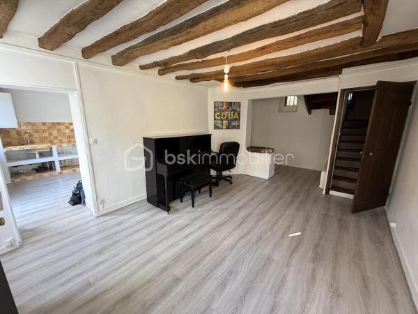 RER à 5 mns à pied, venez découvrir cette maison de ville à l'abri des regards.
Vous pourrez profiter d'une terrasse privative type cour pavée.

Elle comprends : un double séjour avec espace bureau, une cuisine dinatoire, un cellier/buanderie, 2 chambres (13m2 et 15m2), une salle d'eau, wc au rdc et 1er étage.
La toiture a été refaite en partie, chauffage gaz, Double vitrage.

PAS de vis à vis et au calme.

Copropriété de 2 lots sans charge.

LE CHARME DE L'ANCIEN