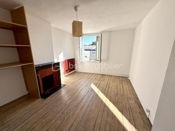 RER à 5 mns à pied, venez découvrir cette maison de ville à l'abri des regards.
Vous pourrez profiter d'une terrasse privative type cour pavée.

Elle comprends : un double séjour avec espace bureau, une cuisine dinatoire, un cellier/buanderie, 2 chambres (13m2 et 15m2), une salle d'eau, wc au rdc et 1er étage.
La toiture a été refaite en partie, chauffage gaz, Double vitrage.

PAS de vis à vis et au calme.

Copropriété de 2 lots sans charge.

LE CHARME DE L'ANCIEN