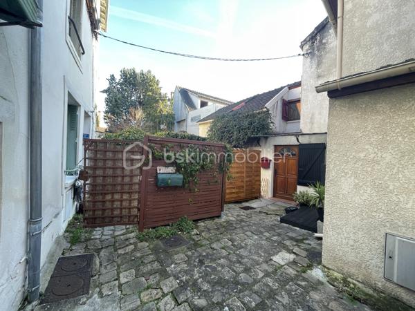 RER à 5 mns à pied, venez découvrir cette maison de ville à l'abri des regards.
Vous pourrez profiter d'une terrasse privative type cour pavée.

Elle comprends : un double séjour avec espace bureau, une cuisine dinatoire, un cellier/buanderie, 2 chambres (13m2 et 15m2), une salle d'eau, wc au rdc et 1er étage.
La toiture a été refaite en partie, chauffage gaz, Double vitrage.

PAS de vis à vis et au calme.

Copropriété de 2 lots sans charge.

LE CHARME DE L'ANCIEN