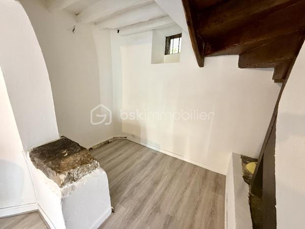 RER à 5 mns à pied, venez découvrir cette maison de ville à l'abri des regards.
Vous pourrez profiter d'une terrasse privative type cour pavée.

Elle comprends : un double séjour avec espace bureau, une cuisine dinatoire, un cellier/buanderie, 2 chambres (13m2 et 15m2), une salle d'eau, wc au rdc et 1er étage.
La toiture a été refaite en partie, chauffage gaz, Double vitrage.

PAS de vis à vis et au calme.

Copropriété de 2 lots sans charge.

LE CHARME DE L'ANCIEN