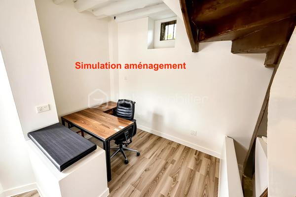 RER à 5 mns à pied, venez découvrir cette maison de ville à l'abri des regards.
Vous pourrez profiter d'une terrasse privative type cour pavée.

Elle comprends : un double séjour avec espace bureau, une cuisine dinatoire, un cellier/buanderie, 2 chambres (13m2 et 15m2), une salle d'eau, wc au rdc et 1er étage.
La toiture a été refaite en partie, chauffage gaz, Double vitrage.

PAS de vis à vis et au calme.

Copropriété de 2 lots sans charge.

LE CHARME DE L'ANCIEN
