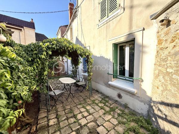 RER à 5 mns à pied, venez découvrir cette maison de ville à l'abri des regards.
Vous pourrez profiter d'une terrasse privative type cour pavée.

Elle comprends : un double séjour avec espace bureau, une cuisine dinatoire, un cellier/buanderie, 2 chambres (13m2 et 15m2), une salle d'eau, wc au rdc et 1er étage.
La toiture a été refaite en partie, chauffage gaz, Double vitrage.

PAS de vis à vis et au calme.

Copropriété de 2 lots sans charge.

LE CHARME DE L'ANCIEN
